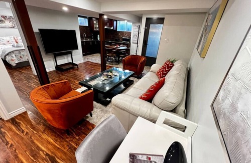 Hurontario House | Comfy 2BR Guest Suit in the Heart of Mississauga.