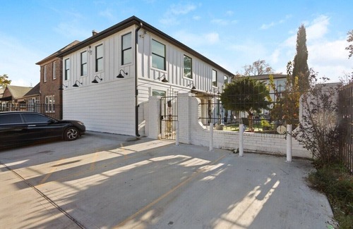 South Central Houston Apartment | Comfy 2BR Near Med Center Sleeps 6 Fast Wi-Fi