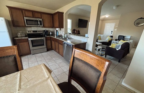 Princeton House | Comfy and Modern 4-Bedroom Home with King Bed, Workspace & Fast Wi-Fi