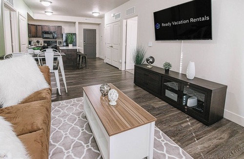 Orem Apartment | ⭐Comfy Apartment ⭐Near BYU | UVU⭐ King beds ⭐4K HD TVs ⭐ Fast Wi-Fi