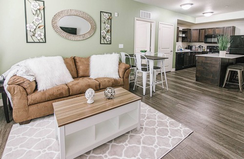 Orem Apartment | ⭐Comfy Apartment ⭐Near BYU | UVU⭐ King beds ⭐4K HD TVs ⭐ Fast Wi-Fi