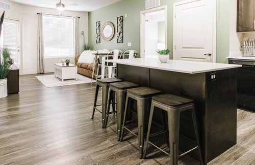 Orem Apartment | ⭐Comfy Apartment ⭐Near BYU | UVU⭐ King beds ⭐4K HD TVs ⭐ Fast Wi-Fi