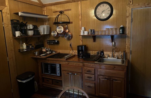 Ray Cabin | Comfy cabin near hocking hills with hidden spare bedroom, pet friendly