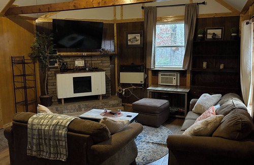 Ray Cabin | Comfy cabin near hocking hills with hidden spare bedroom, pet friendly