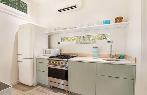 Folly Beach Cottage | Comfy cottage near the beach with central AC, fast WiFi & yard - dog-friendly
