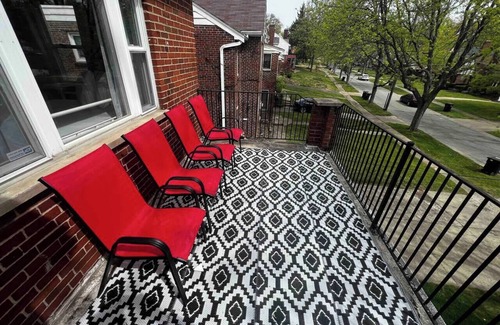 Westwood Apartment | Comfy Cozy Safe 2nd Floor Aptmnt 13 Min to UC Med