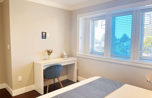 Burnaby House | Comfy Private Room & Ensuite Bath Near Skytrain/Metrotown, Not a whole house