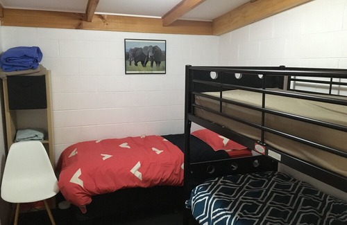 Dodges Ferry Apartment | Comfy & roomy 2 Bed Room unit 2 @ beachside Dodges. Just 30 min from Hobart