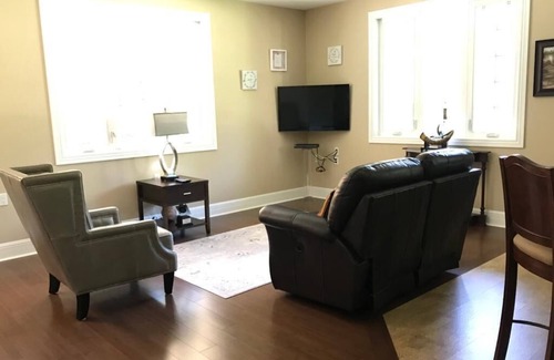 Puslinch House | Comfy Spacious Bunglow with own entrance