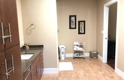 Puslinch House | Comfy Spacious Bunglow with own entrance