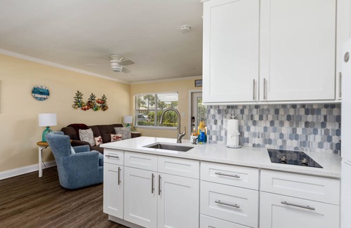 North Redington Beach Condo | Coming Back 2026. Cozy 1BR Condo with parking, 0min walk to Beach!