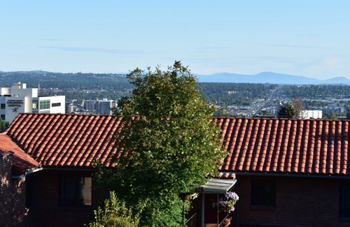 Cliff - Cannon Apartment | Commanding Spokane View From 2 Bedroom Iconic Apt in Historic St John District