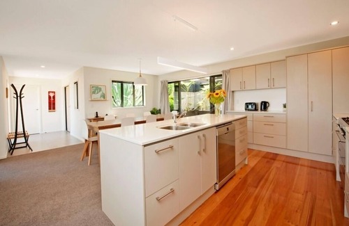 Britannia Heights House | 'Commodore' - Modern with Panoramic Sea Views!