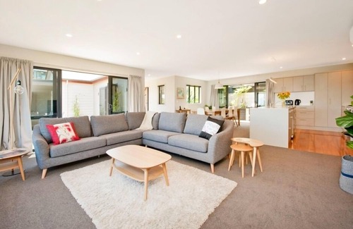 Britannia Heights House | 'Commodore' - Modern with Panoramic Sea Views!