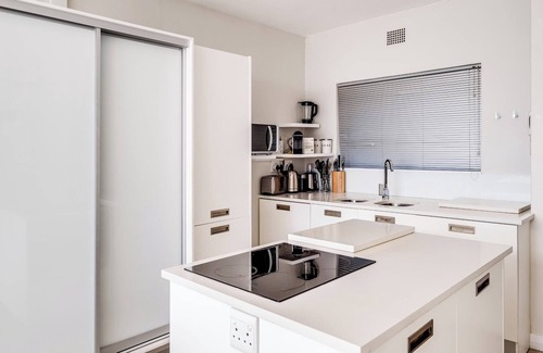 Camps Bay Apartment | Compact Camps Bay Holiday Apartment with Private Pool Sea Escape
