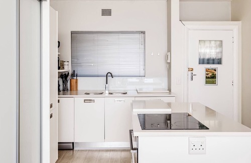 Camps Bay Apartment | Compact Camps Bay Holiday Apartment with Private Pool Sea Escape