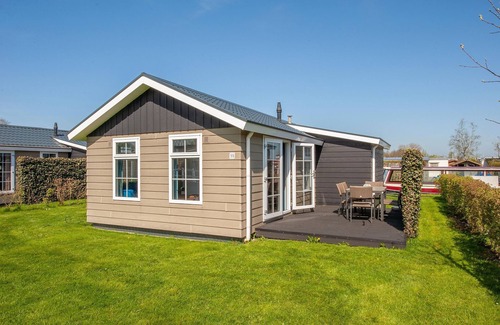 Zuideinde Cottage | Compact lodge with an electric sloop in Giethoorn