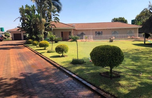 Mazowe Cottage | Compact neat 2 bedroomed cottage with beautiful decor. Home away from home