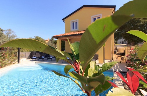 Mugeba Villa | Complex of 2 villas Mugeba III with 2 private pools for up to 16 persons in Porec near the Aquapark