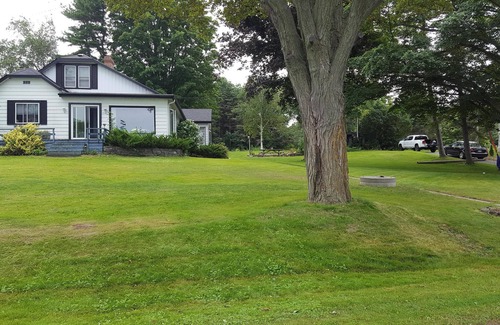 Cressy House | Compostela Waterfront Cottage in Prince Edward County