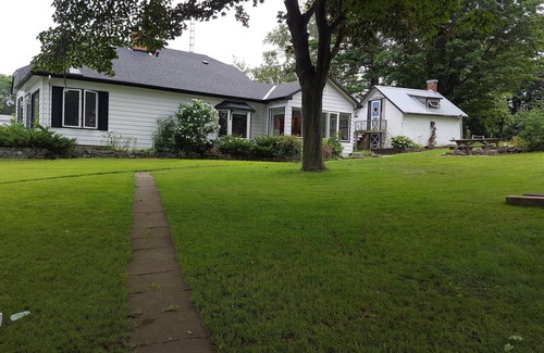 Cressy House | Compostela Waterfront Cottage in Prince Edward County