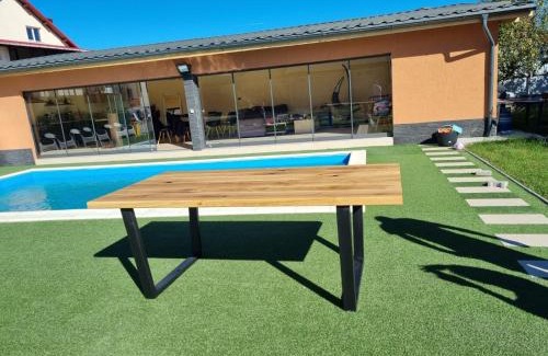 Tigveni Villa | Conac Tigveni Pool & Spa Retreat