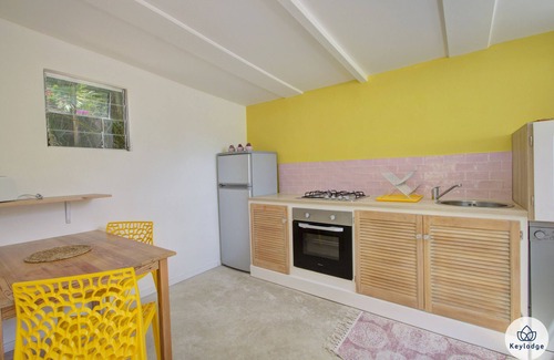 Sainte-Clotilde Bed & Breakfast | Concept nature et deconnexion-Chambre " Le Capucin " - St-Denis