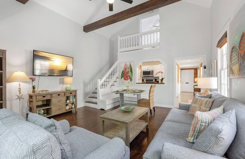 Key West Historic District House | CONCH HEAVEN ~ Stylish 2B/2Ba, Sleeps 6 in Old Town w/Heated Cocktail Pool!