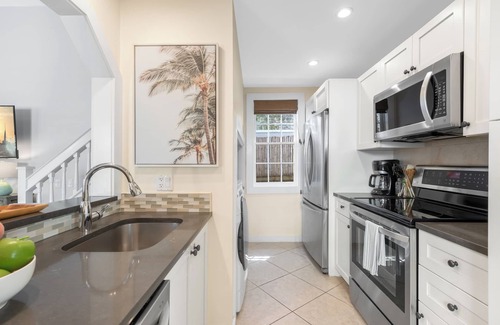 Key West Historic District House | CONCH HEAVEN ~ Stylish 2B/2Ba, Sleeps 6 in Old Town w/Heated Cocktail Pool!