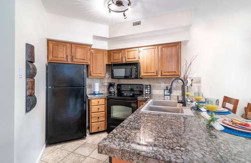 Lago Vista Condo | Condo on Private Island on Lake Travis with Pools, Hot Tubs, Tennis Courts, Gym, Kayaks Included