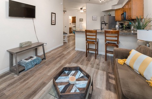 Lago Vista Condo | Condo on Private Island on Lake Travis with Pools, Hot Tubs, Tennis Courts, Gym, Kayaks Included