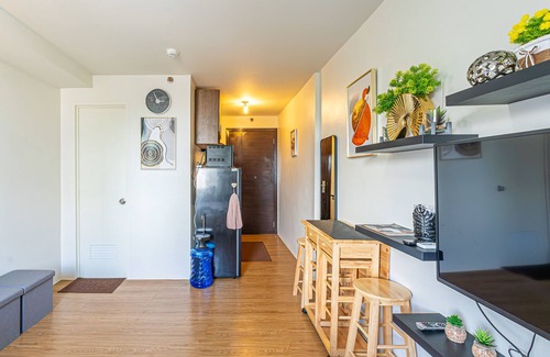 Guadalupe Condo | Condo WIFI up to 100mbps Pool Netflix&Chill