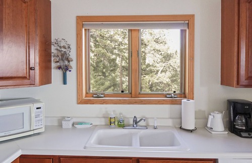 Richmond Hill Corridor House | Conifer Mountain Bliss: Tranquil Views of Pikes Peak