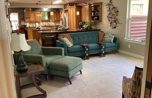Montgomery House | ConRoy's Chickasaw Sleeps 20 Family gatherings celebrations or just hanging out