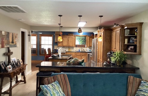 Montgomery House | ConRoy's Chickasaw Sleeps 20 Family gatherings celebrations or just hanging out