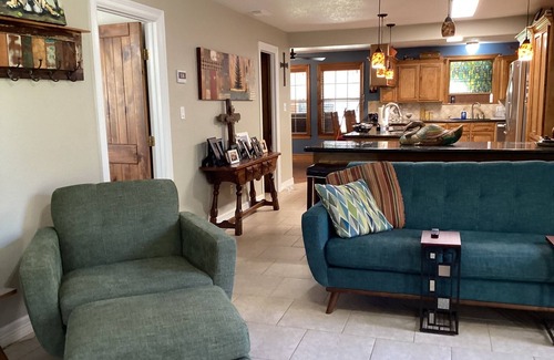 Montgomery House | ConRoy's Chickasaw Sleeps 20 Family gatherings celebrations or just hanging out