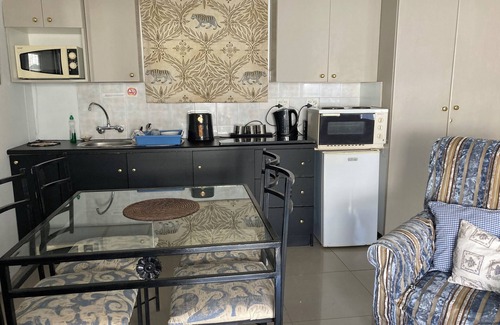 Constantia Cottage | Constantia Lazy River, Pheasants Nest Studio Apartment with Twin Beds