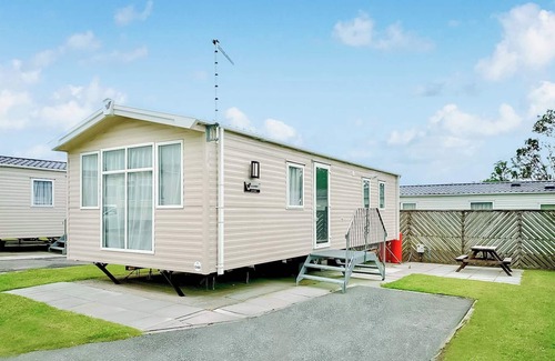 Cross Inn House | Contemporary 12ft-wide caravan with one double and one twin.
