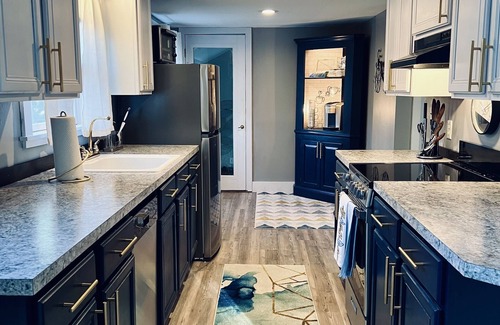 South Kingstown House | Contemporary cottage minutes from the heart of town!