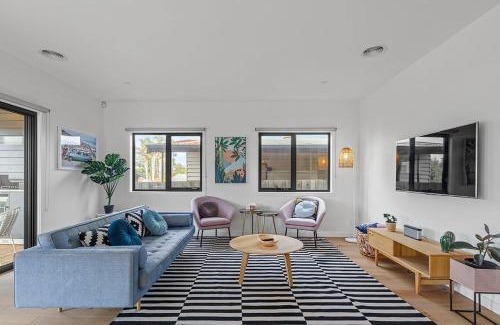 Rosebud Villa | Contemporary Coastal Escape with Sparkling Pool