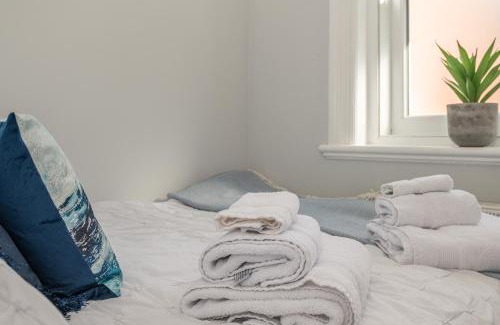 Wakefield Apartment | Contractors Business and Families enjoy Fast WiFi Large Screen Smart TV and SKY Sports in this Spotless apartment