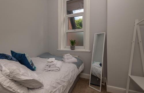 Wakefield Apartment | Contractors Business and Families enjoy Fast WiFi Large Screen Smart TV and SKY Sports in this Spotless apartment