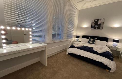 Wakefield Apartment | Contractors Business and Families enjoy Fast WiFi Large Screen Smart TV and SKY Sports in this Spotless apartment
