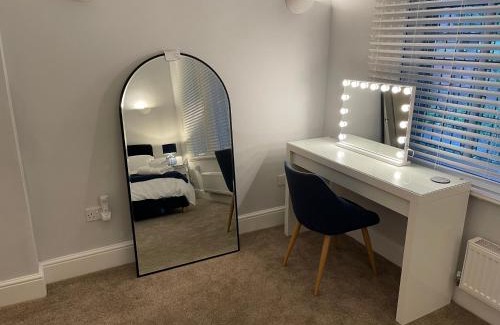 Wakefield Apartment | Contractors Business and Families enjoy Fast WiFi Large Screen Smart TV and SKY Sports in this Spotless apartment