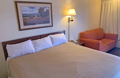 Grissom - Highland Hotel | Convenience meets Comfort: Budget Stay near Universities and Attractions