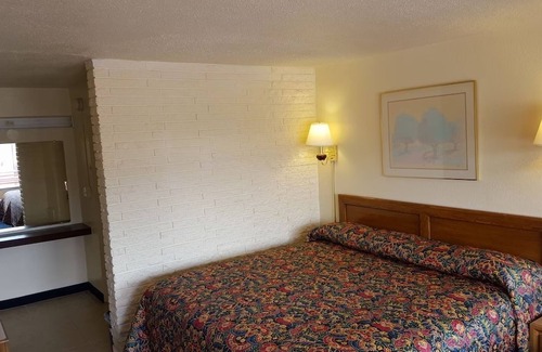 Grissom - Highland Hotel | Convenience meets Comfort: Budget Stay near Universities and Attractions