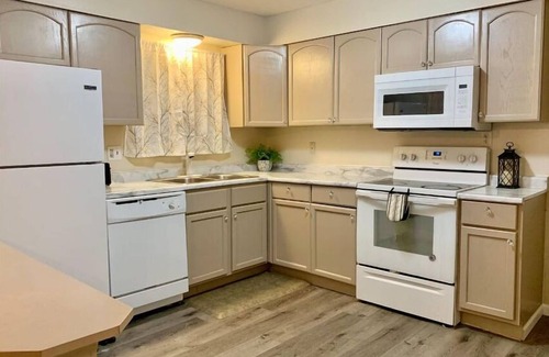 Maryland Heights House | Convenient and newly renovated cozy private home