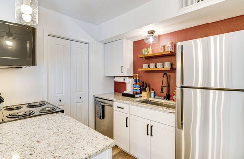 College Station House | Convenient Bryan Townhome w/Patio < 3 Mi to A&M!