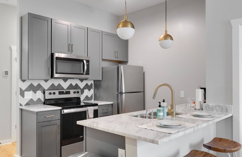 Church Hill Apartment | Convenient & Luxe Designer Apt w/King Sized Bed