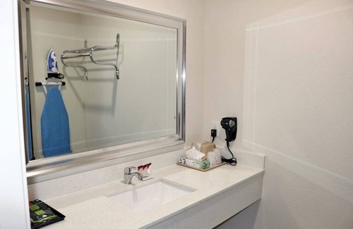 Humble Hotel | Convenient Stay for Budget Travelers: Includes Kitchenette, and Free Breakfast